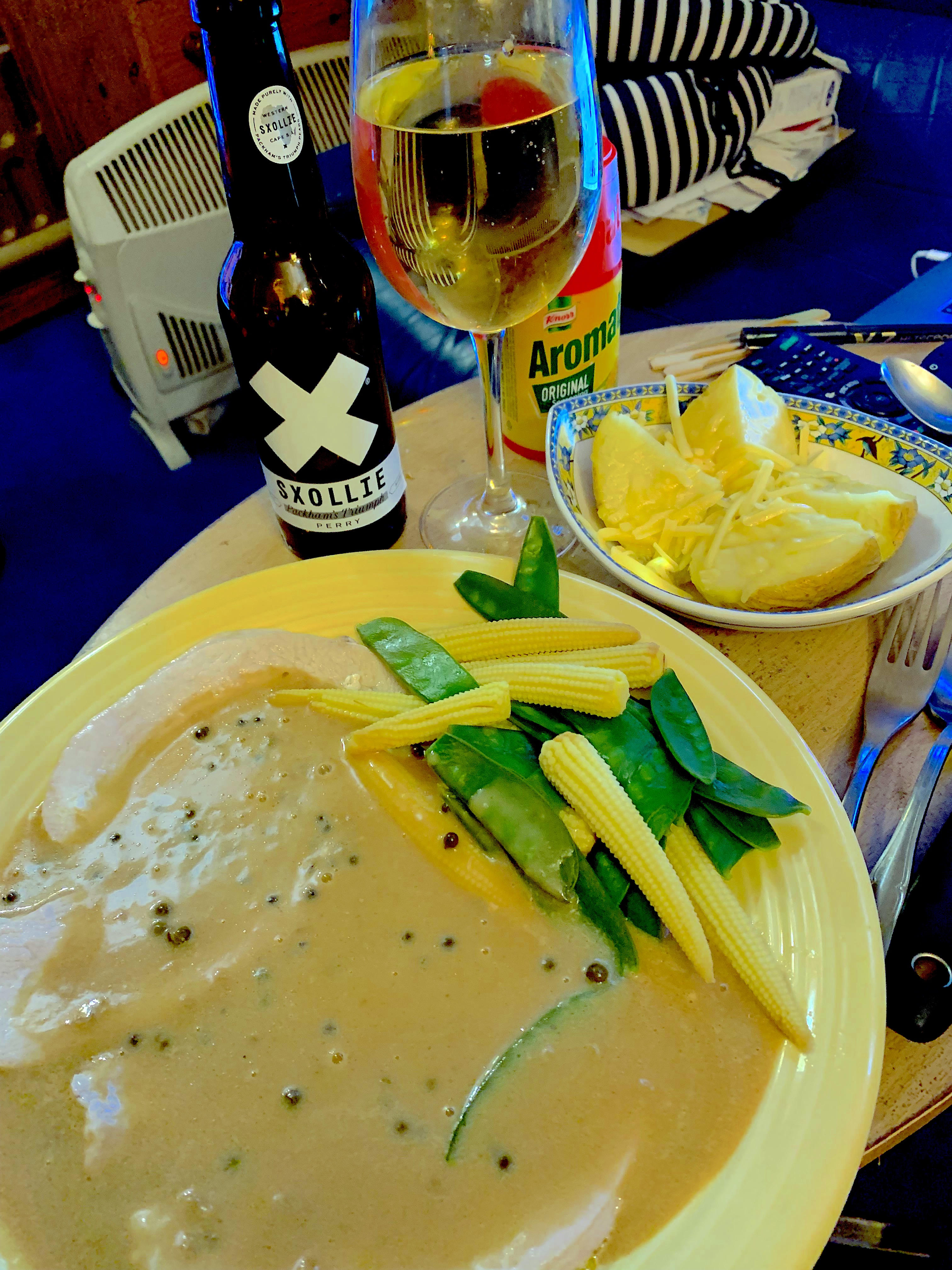 A turkey dinner in peppercorn sauce with veg